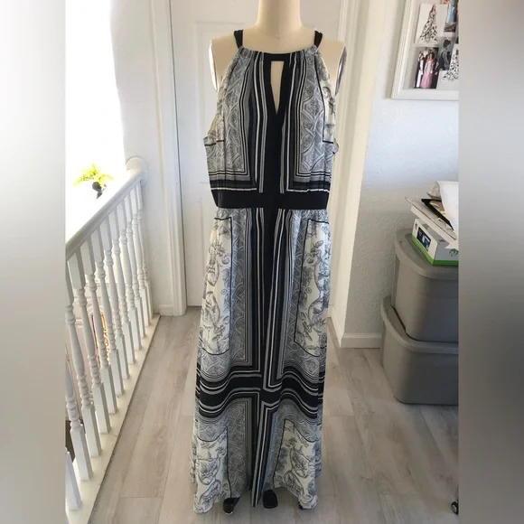 VINCE CAMUTO Maxi dress. - Picture 1 of 16
